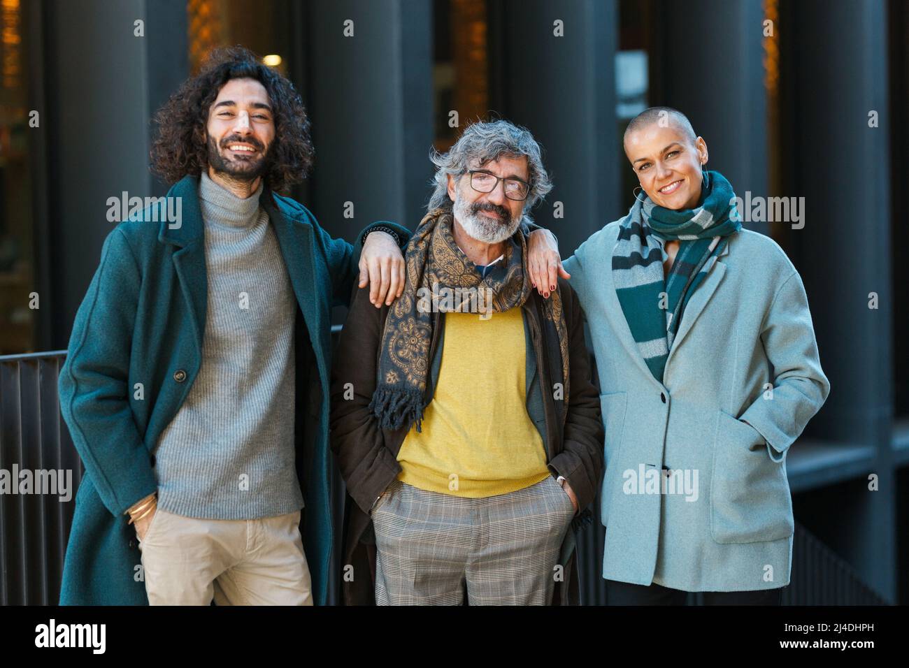 Freundliche hispanische Manager, die zusammen die Kamera und die Stadtstraße betrachten Stockfoto