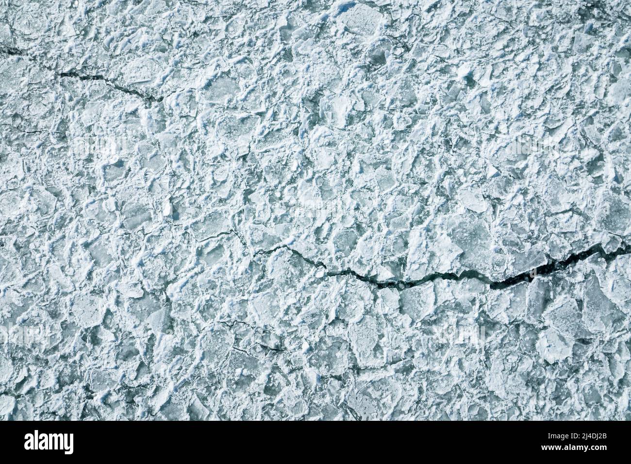 Luftaufnahme von Eisschollen über dem St. Lawrence River im Winter Stockfoto