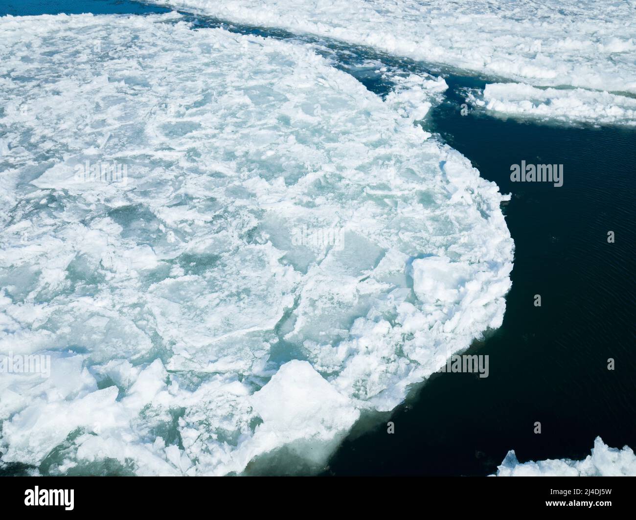 Luftaufnahme von Eisschollen über dem St. Lawrence River im Winter Stockfoto