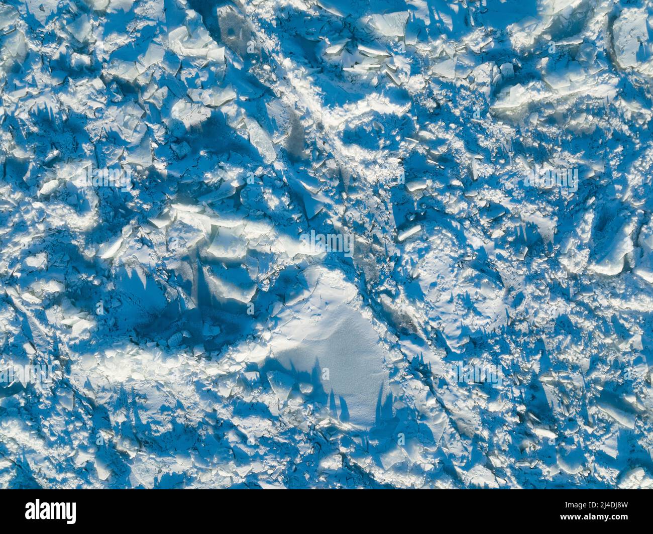 Luftaufnahme von Eisschollen über dem St. Lawrence River im Winter Stockfoto