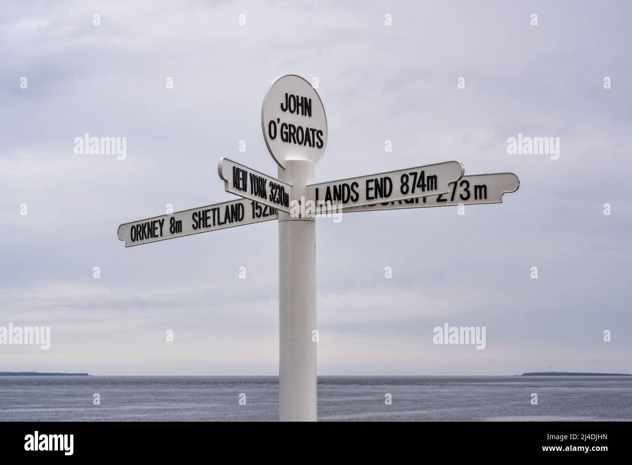 Wegweiser am Hafen von John O’Groats in Caithness an der Nordküste Schottlands, Großbritannien Stockfoto