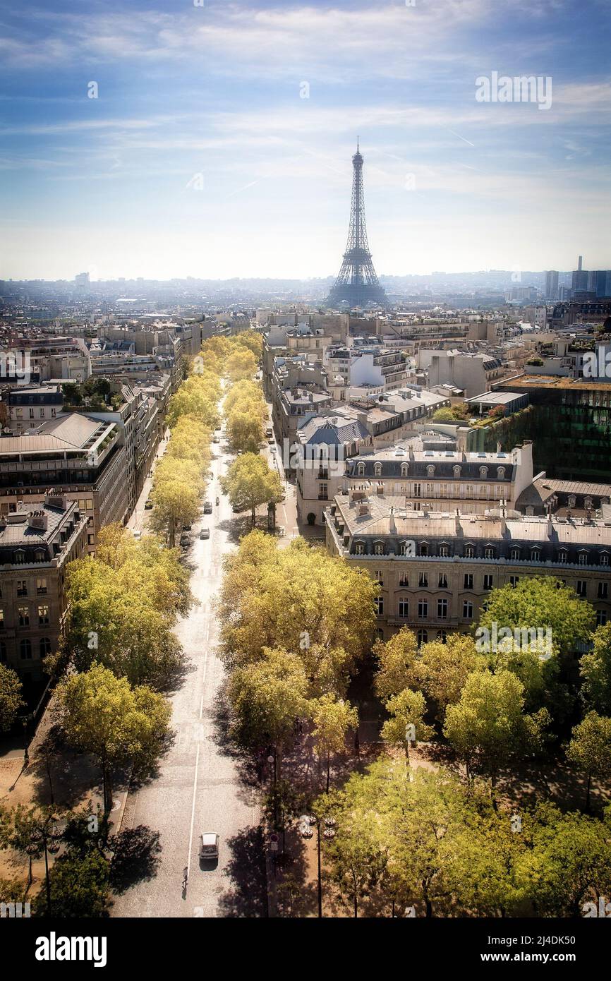 Der Eiffelturm dominiert die Skyline von Paris, Frankreich. Stockfoto