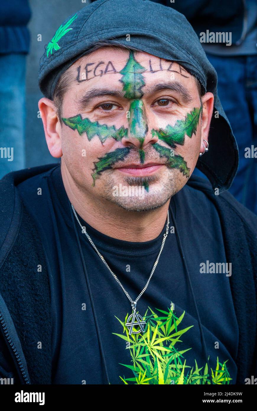 Paris, Frankreich, Mann mit gemaltem Slogan auf dem Gesicht, Demonstration für Cannabis, Marihuana-Legalisierung Stockfoto