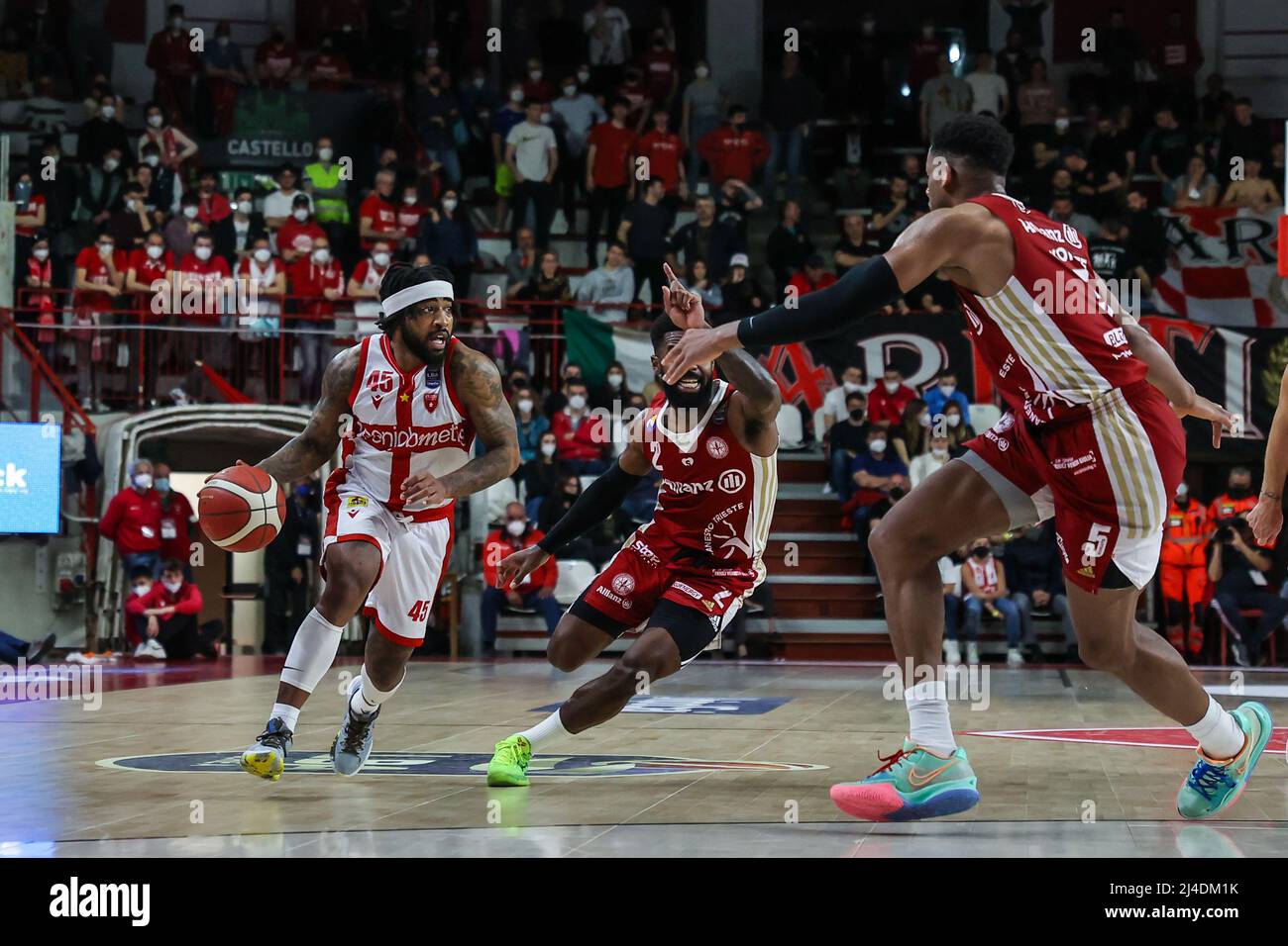 Varese, Italien. 13. April 2022. Marcus Keene #45 von Pallacanestro Varese OpenJobMetis im Einsatz während des italienischen Basketball LBA Lega Basket Ein 2021/22-Match in der regulären Saison zwischen OpenJobMetis Varese und Allianz Pallacanestro Trieste in der Enerxenia Arena, Varese. Endergebnis | Varese 76 - 92 Trieste Credit: SOPA Images Limited/Alamy Live News Stockfoto