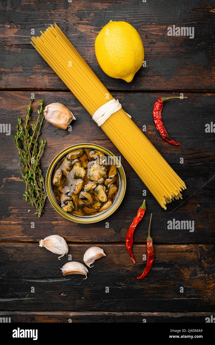 Pasta mit Muscheln rohen Zutaten, auf alten dunklen Holztisch Hintergrund, Draufsicht flach legen Stockfoto