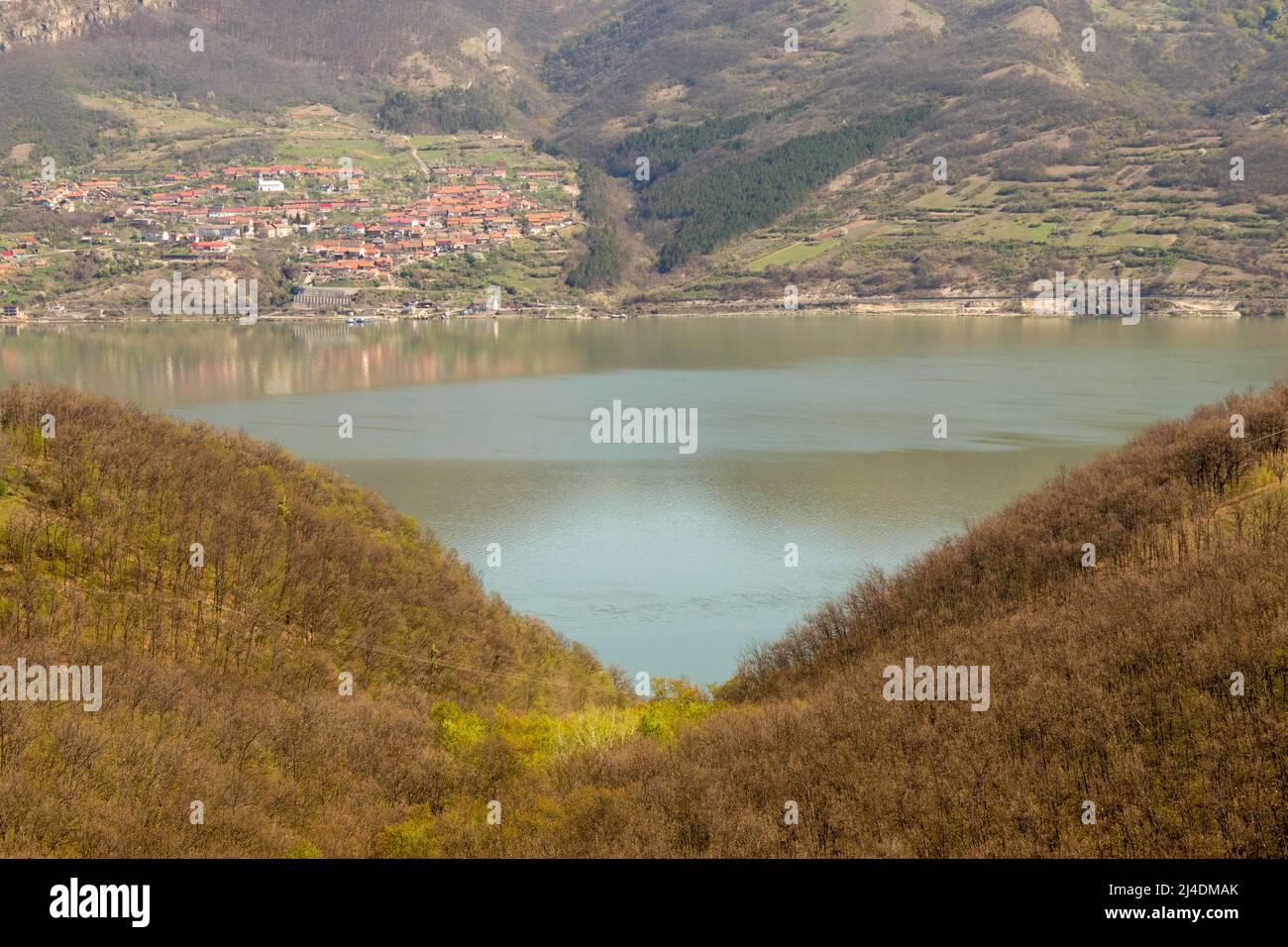 Blick auf die Donau vom Ufer des Donji Milanovac. Stockfoto