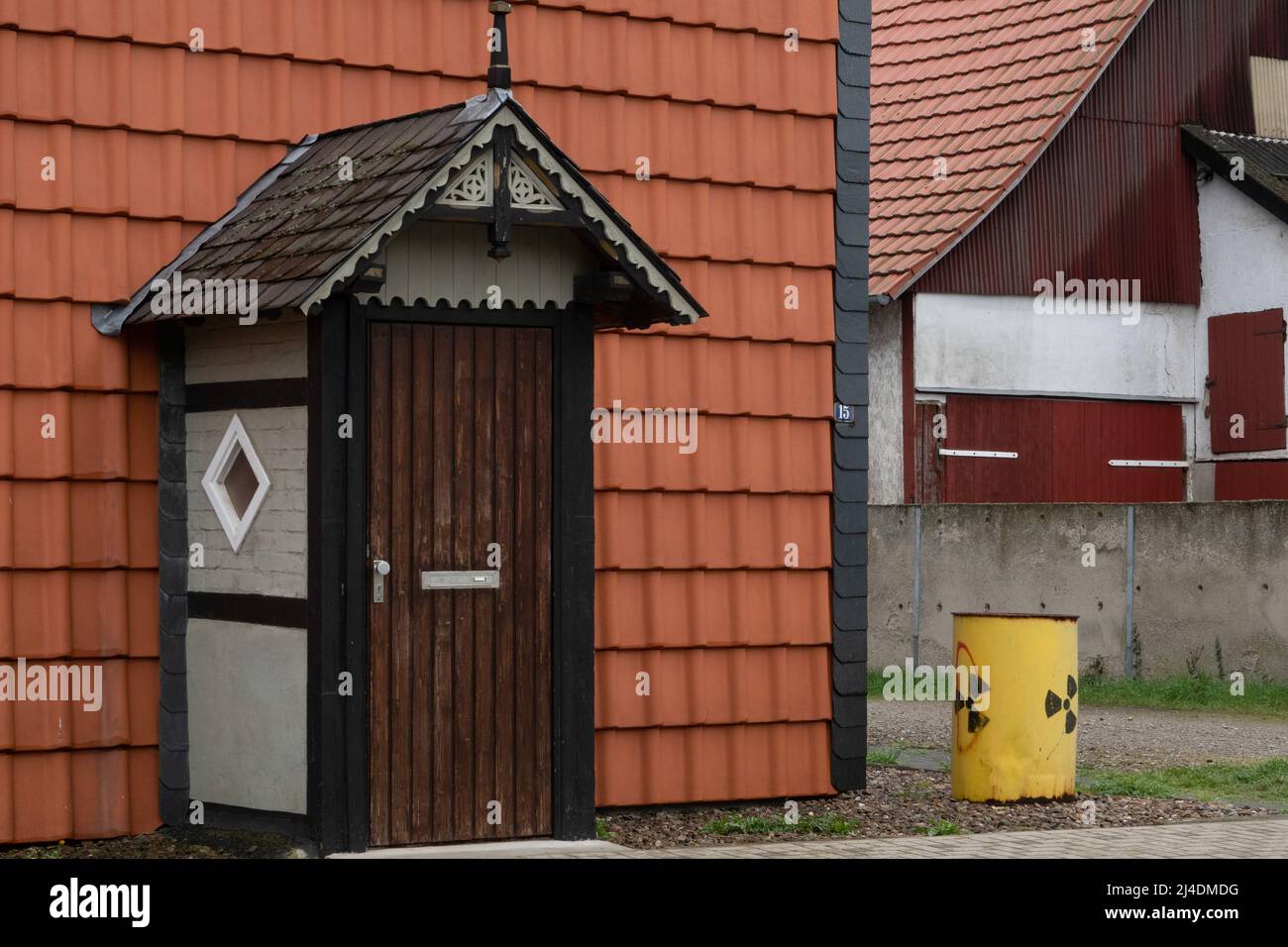 Salzgitter, Deutschland. 14. April 2022. Ein Fass mit einem bemalten Atomschild steht als Protestaktion neben einem Hauseingang im Dorf Bleckenstedt bei Salzgitter, nahe dem Konrad-Schacht. Im bereits zugelassenen Endlager Schacht Konrad sollen niedrig- bis mittelradioaktive Abfälle gelagert werden. Kredit: Mia Bucher/dpa/Alamy Live Nachrichten Stockfoto