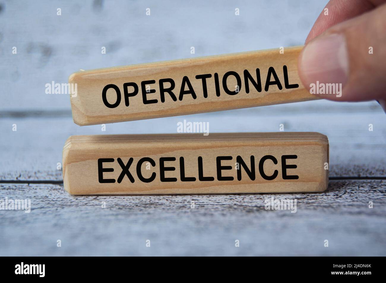 Handlicher Holzblock mit Text - Operational Excellence. Geschäftsstrategiekonzept Stockfoto