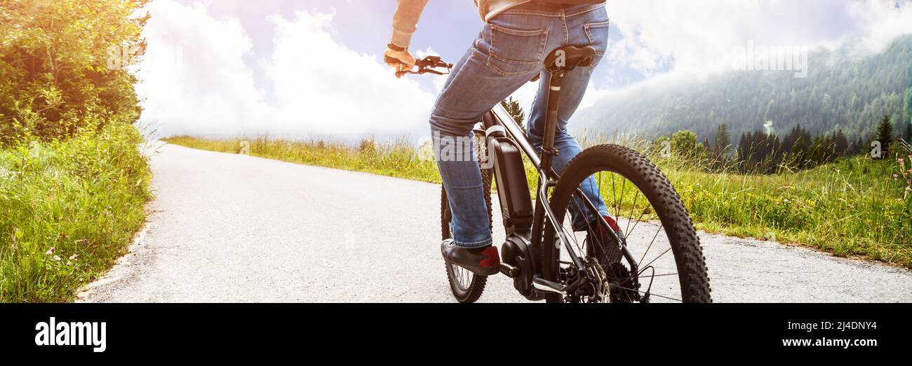 Mann, Reiten, Mountain Bike in den Alpen Stockfoto