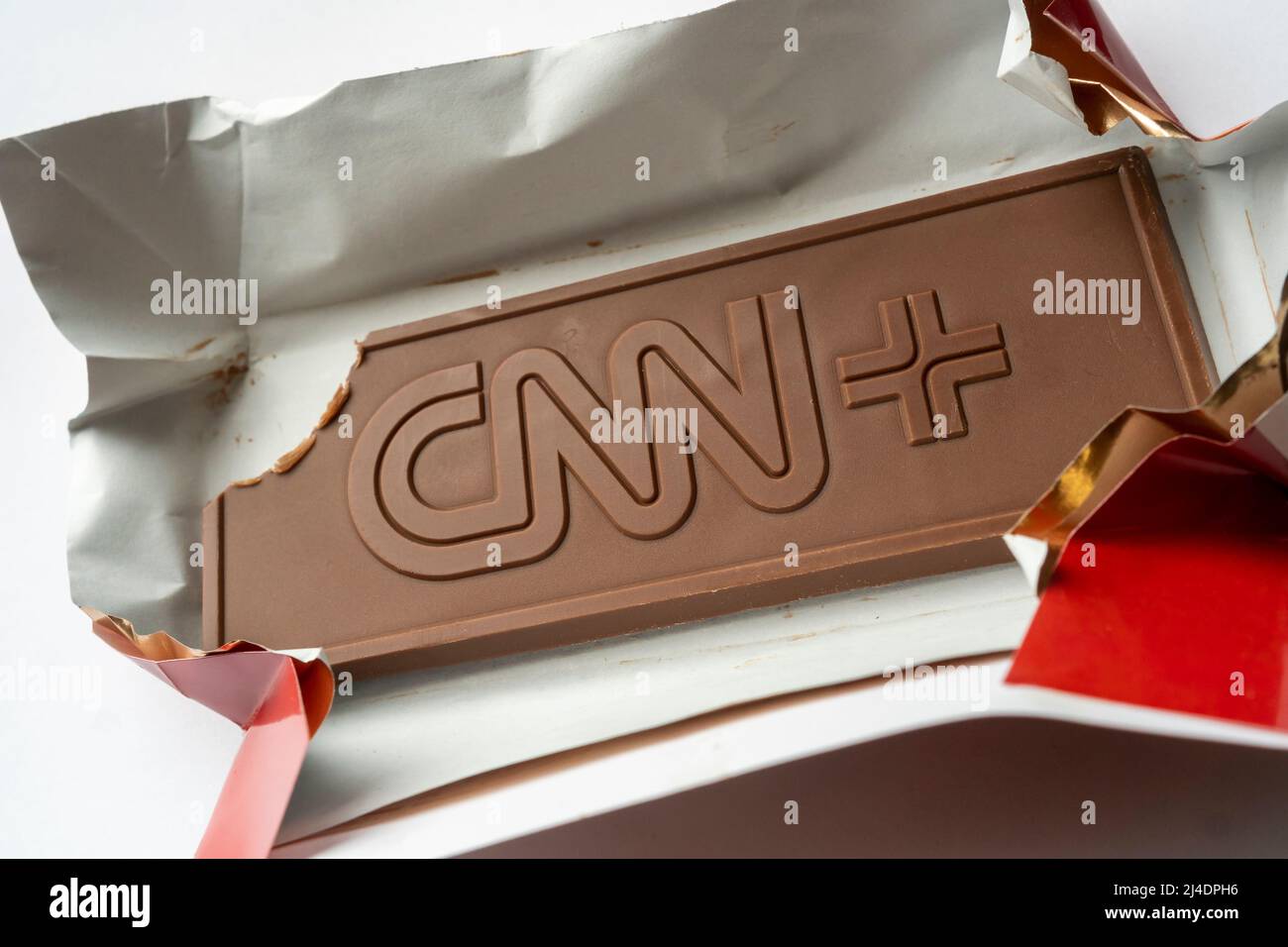 Schokoladenriegel mit Markenwerbung als Teil einer Werbeaktion für den CNN+-Streaming-Service in New York am Mittwoch, den 30. März 2022. Der Video-Streaming-Dienst wurde im März 29 eingeführt. (© Richard B. Levine) Stockfoto
