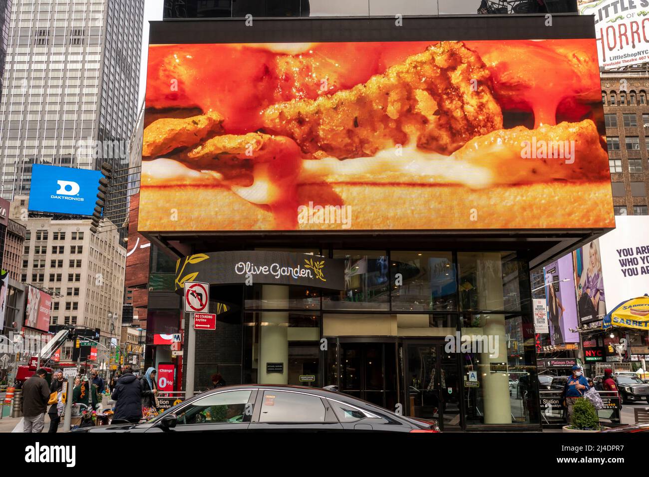 Darden RestaurantsÕ Olive Garden Restaurant mit einer Anzeige für Panera Brot darüber, am Montag, den 4. April 2022, auf dem Times Square in New York. (© Richard B. Levine) Stockfoto