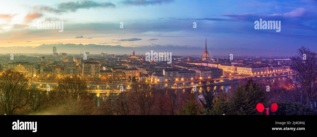 Turin, Piemont, Italien Skyline mit der Mole Antoneliana in der Abenddämmerung. Stockfoto