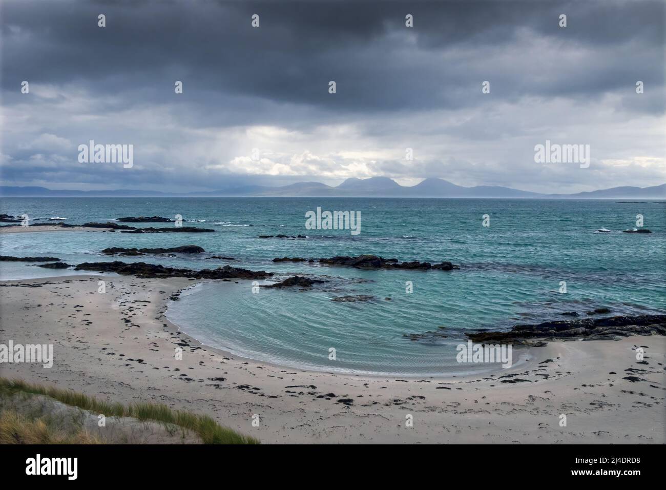Blick auf die Paps des Jura von der Inneren Hebriden Insel von Colonsay Stockfoto