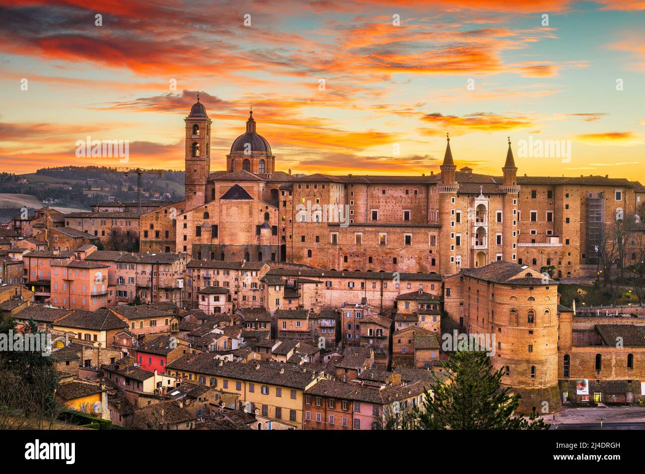 Urbino, Italien mittelalterliche ummauerte Stadt in den Marken bei Dämmerung. Stockfoto