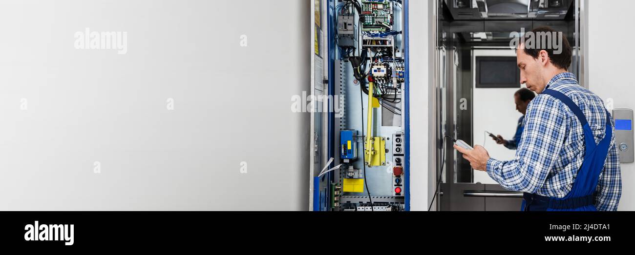 Techniker Reparieren Bedienfeld Des Defekten Elevators Stockfoto
