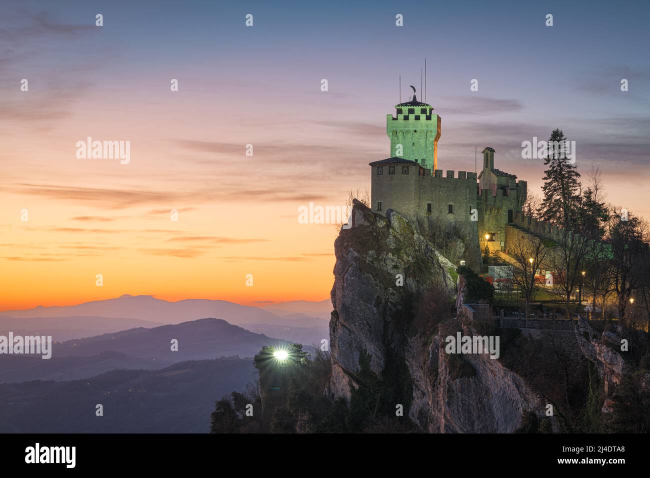 Die Republik San Marino mit dem zweiten Turm im Morgengrauen. Stockfoto