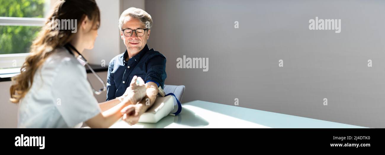 Blutentnahme durch den Arzt. Menschen Spenden Und Testen Stockfoto Blutentnahme durch den Arzt. Menschen Spenden Und Testen Stockfoto