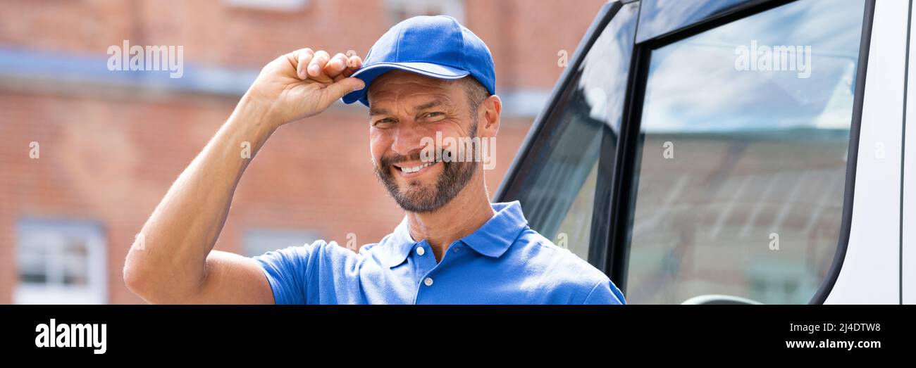 Lächelnde Lieferung Männer Oder Handyman In Uniform Nahe Lkw Stockfoto