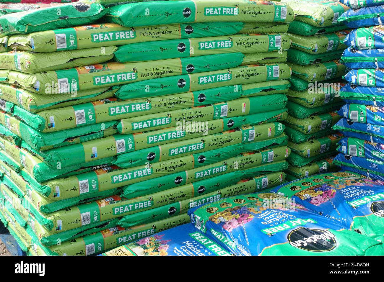 Stapel von Säcken ohne Torffrüchte und Gemüsegarten Kompost im Gartencenter Großbritannien Stockfoto