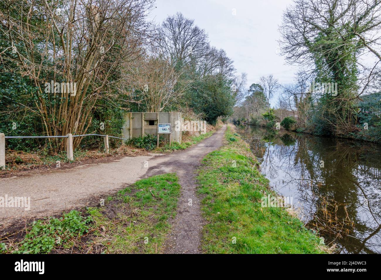 Eine vorgefertigte Kiste aus dem 2. Weltkrieg am Saturn Trail entlang des Basingstoke Canal in Brookwood, in der Nähe von Woking, Surrey, Südostengland Stockfoto