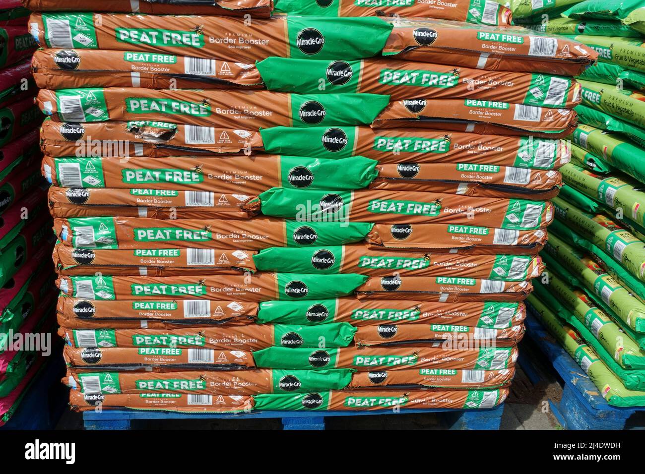 Stapel von Beuteln ohne Torfgartenkompost im Gartencenter UK Stockfoto