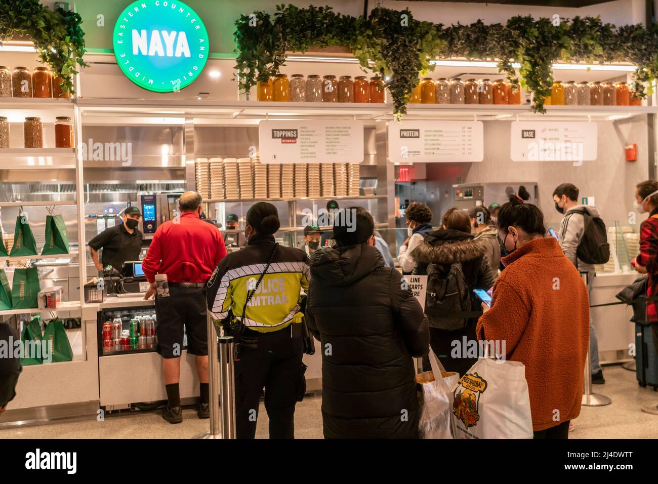 Weiche Eröffnung einer Filiale von Naya Middle-Eastern Food in der Moynihan Train Hall in New York am Dienstag, den 5. April 2022. (© Richard B. Levine) Stockfoto