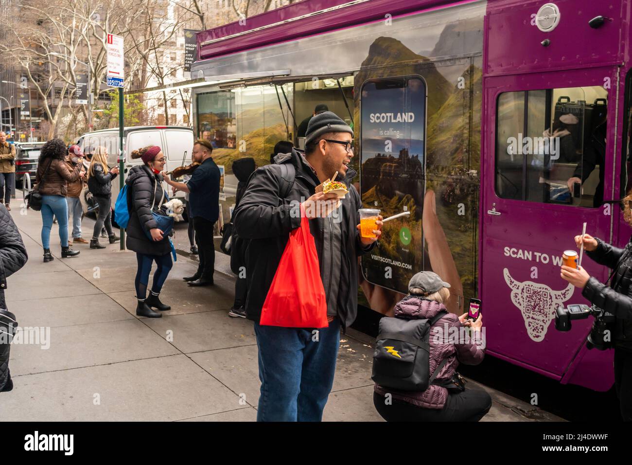 Am Mittwoch, den 6. April 2022, genießen die Menschen die Aktivierung der schottischen Marke in der Nähe des Madison Square Park in New York. Die Förderung des Tourismus nach Schottland ist eine Verbindung zu den jährlichen Festlichkeiten der Tartan Week in New York, die in der Tartan Day Parade am 9. April ihren Höhepunkt finden. (© Richard B. Levine) Stockfoto