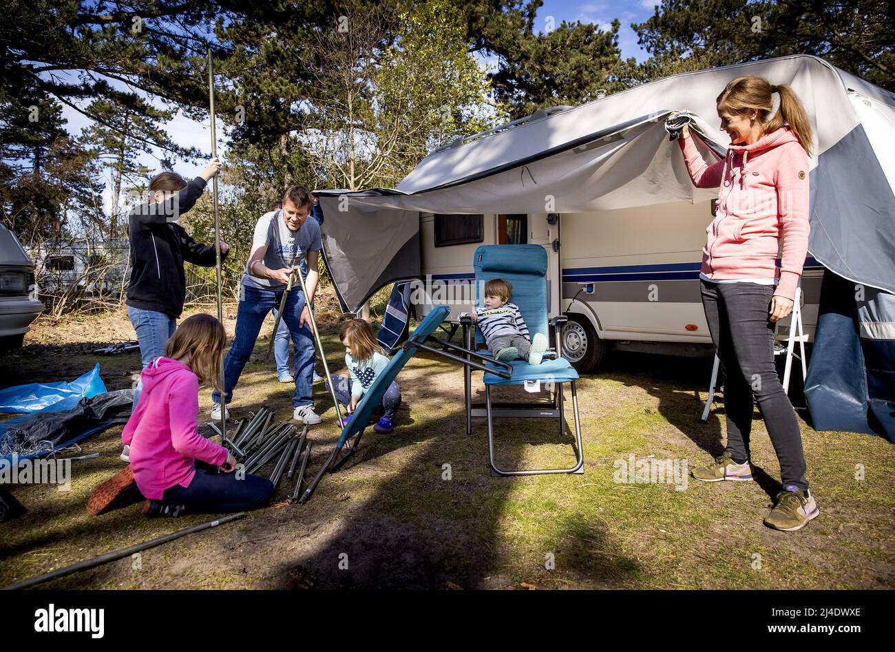 camping kissen Camping Kissen mit Spruch Mit Dir ist jeder Ort ein Zuhause – Gemütliches  Wohnmobil Kissen für Camper – Tassenbrennerei main image 1