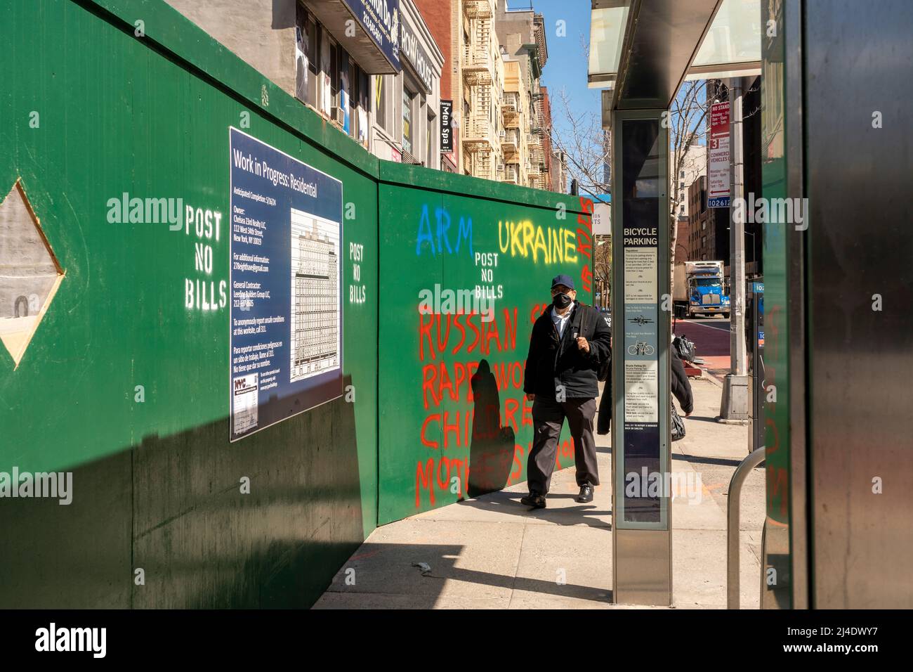 Anti-Russland, Pro-Ukraine-Graffiti auf einem Gehsteig in Chelsea in New York am Freitag, 8. April 2022. (© Richard B. Levine) Stockfoto