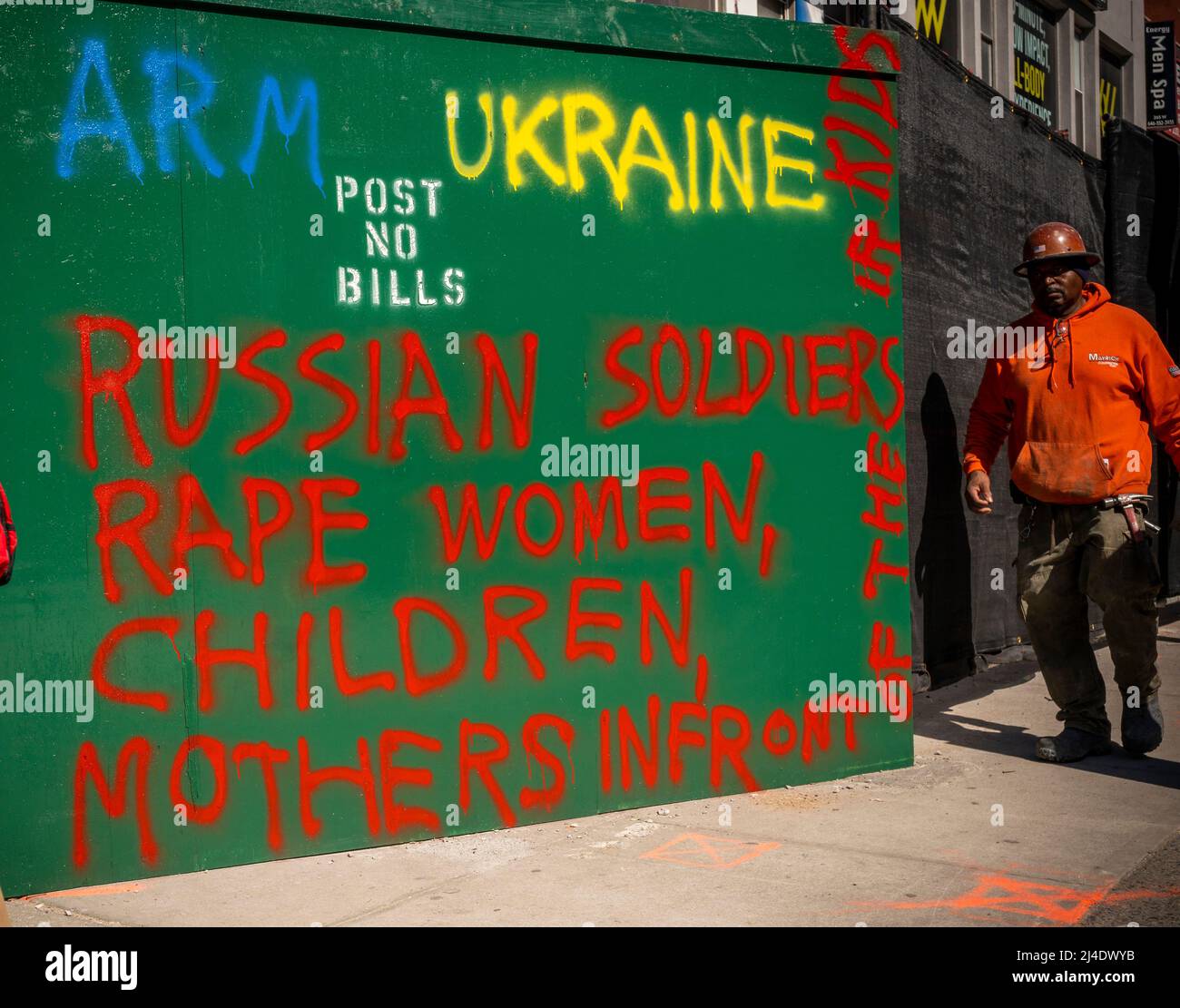 Anti-Russland, Pro-Ukraine-Graffiti auf einem Gehsteig in Chelsea in New York am Freitag, 8. April 2022. (© Richard B. Levine) Stockfoto