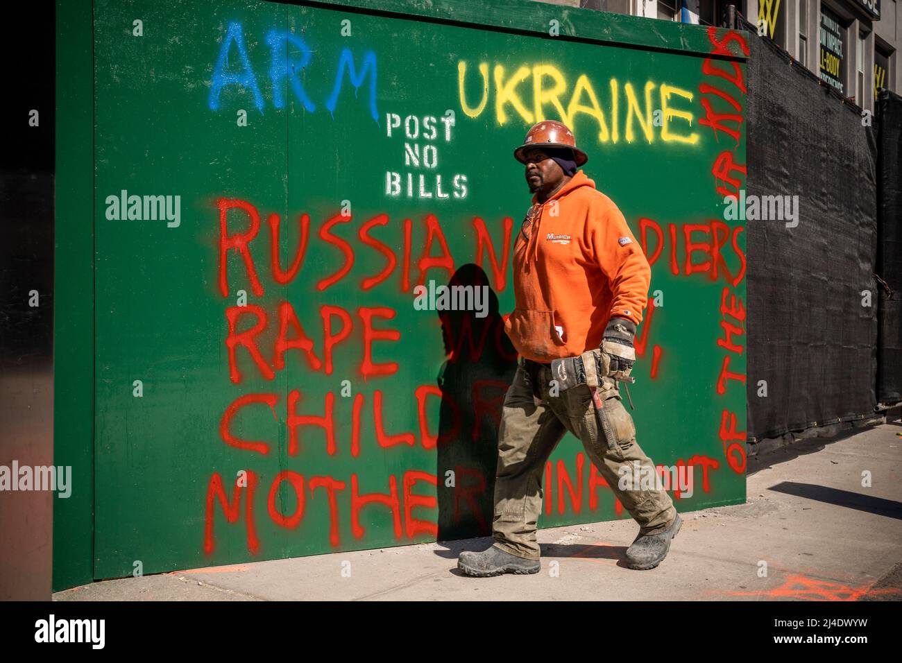 Anti-Russland, Pro-Ukraine-Graffiti auf einem Gehsteig in Chelsea in New York am Freitag, 8. April 2022. (© Richard B. Levine) Stockfoto