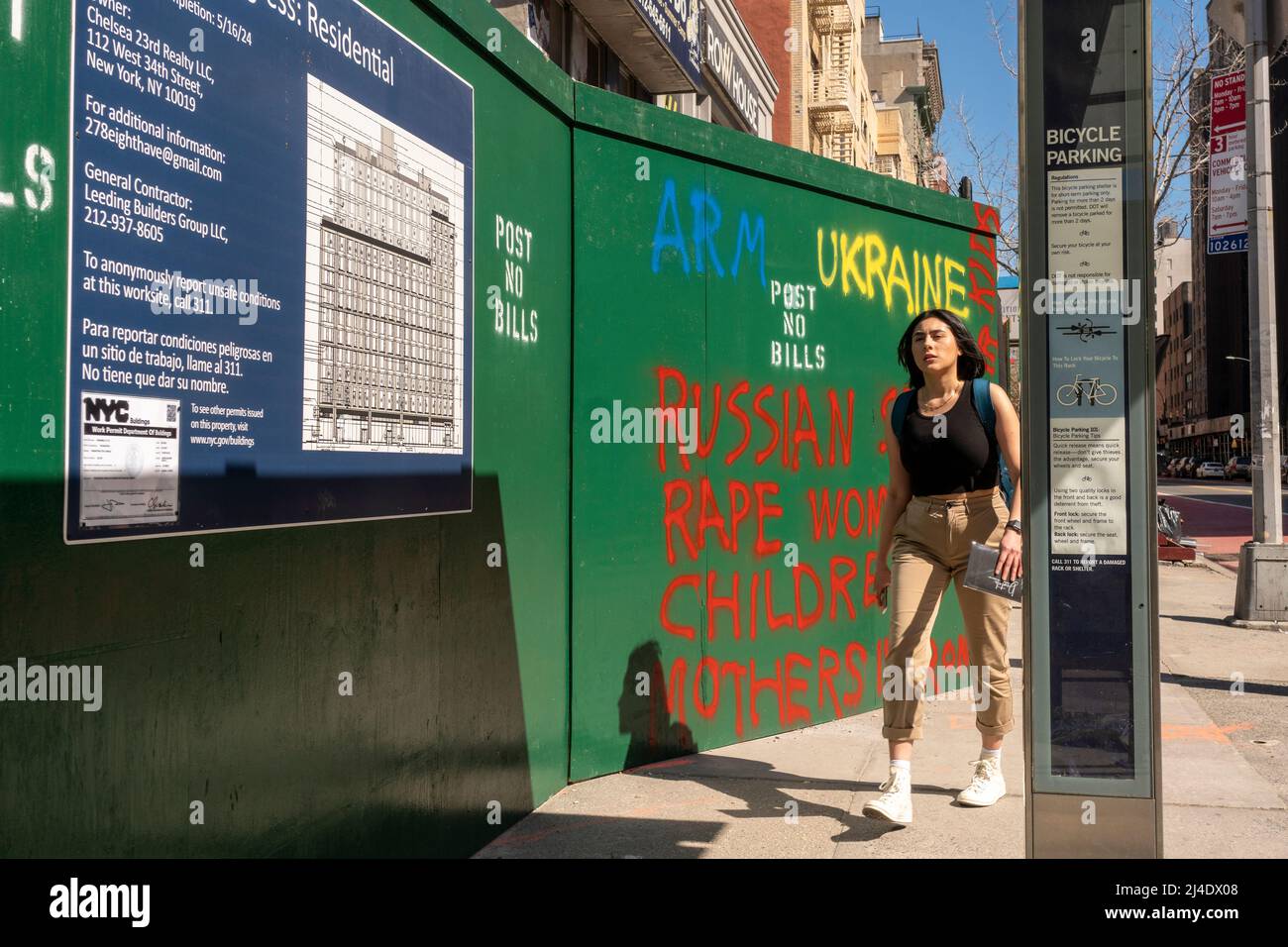 Anti-Russland, Pro-Ukraine-Graffiti auf einem Gehsteig in Chelsea in New York am Freitag, 8. April 2022. (© Richard B. Levine) Stockfoto