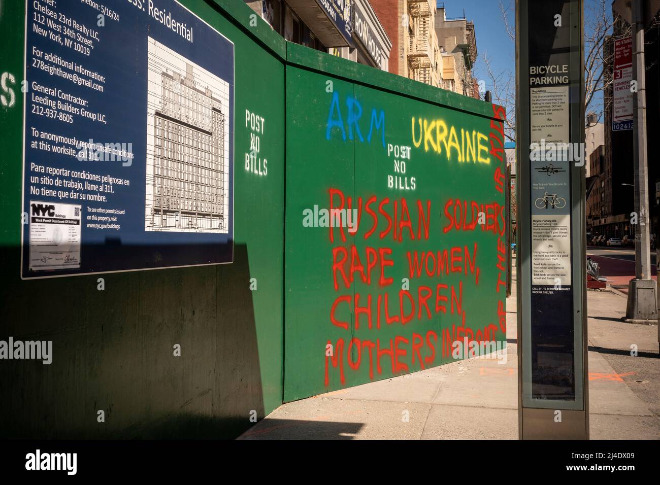 Anti-Russland, Pro-Ukraine-Graffiti auf einem Gehsteig in Chelsea in New York am Freitag, 8. April 2022. (© Richard B. Levine) Stockfoto