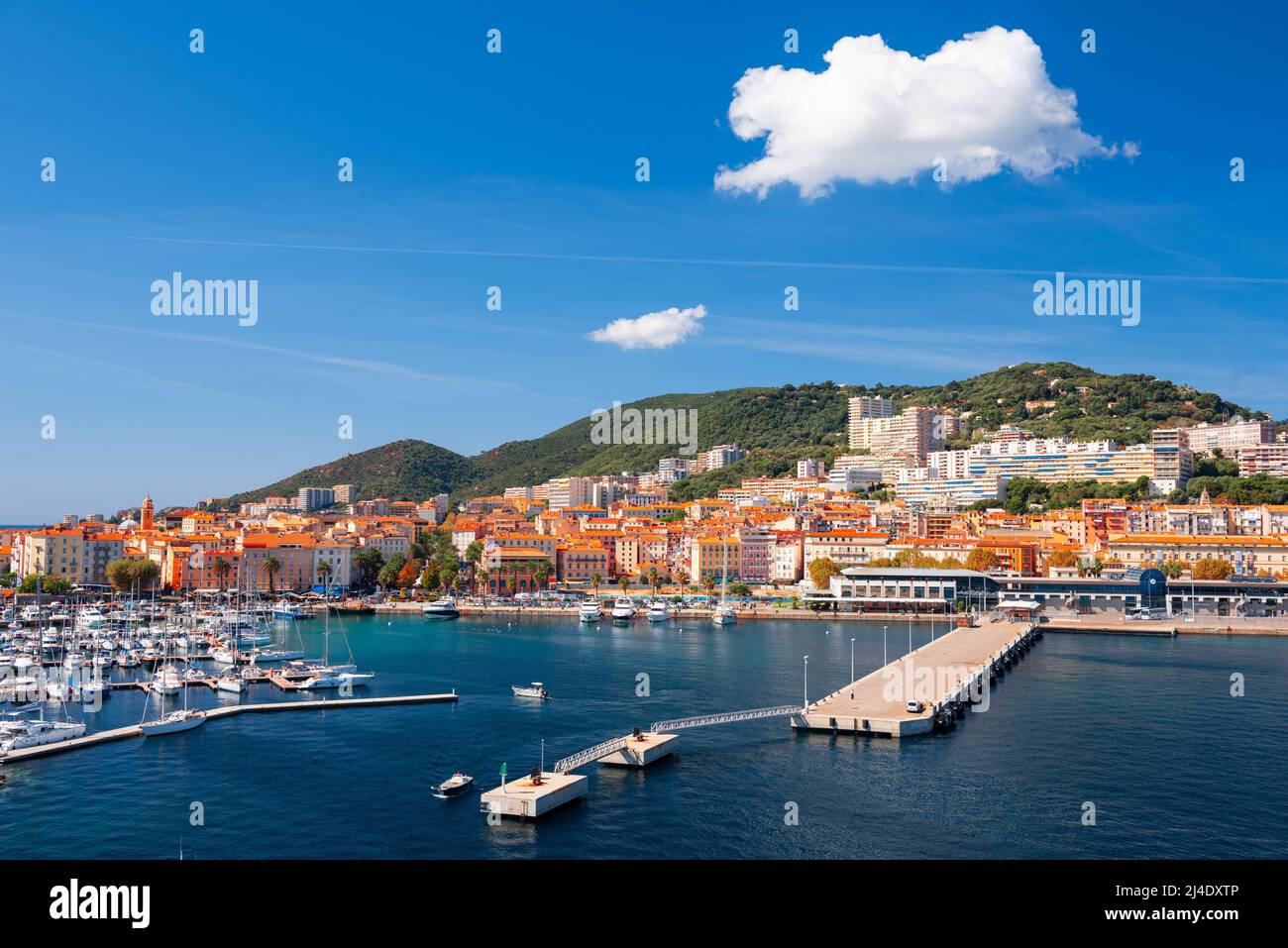 Ajacio, Korsika, Frankreich Küstenlandschaft am Hafen. Stockfoto