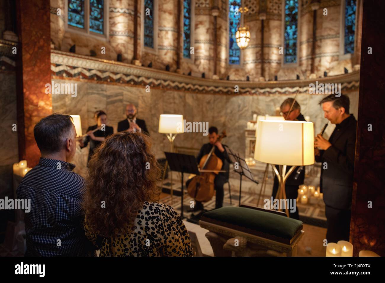 Kerzen für die Ukraine in der Fitzrovia Chapel - Mayfair, London. April 2022 - Fotos: Stephanie Black Stockfoto