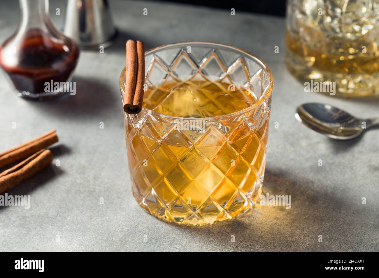 Alkoholischer, kalter Zimt altmodischer Cocktail mit Bourbon Stockfoto