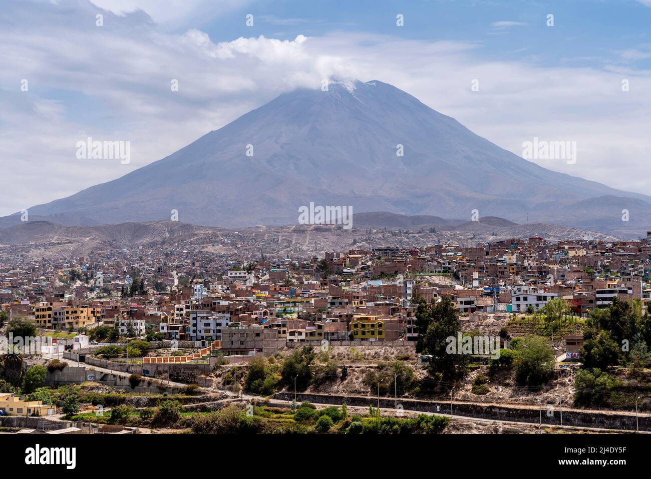 Vulkan El Misti und Arequipa City, Arequipa, Region Arequipa, Peru. Stockfoto