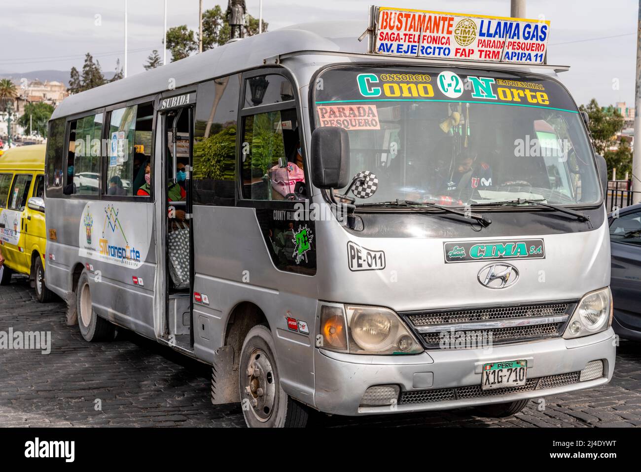 Ein lokaler Bus/Colectivo in der Stadt Arequipa, Region Arequipa, Peru. Stockfoto