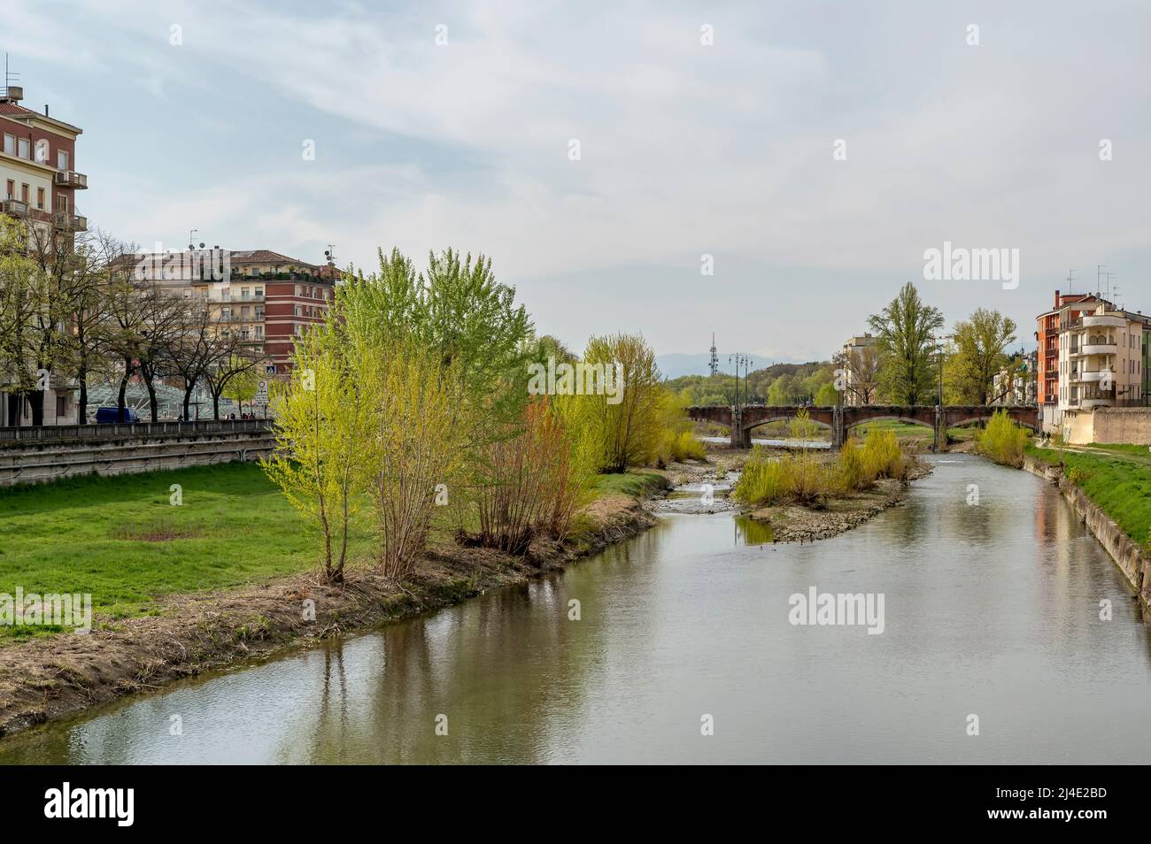 Die mittlere Brücke (ponte di Mezzo) über den Parma-Bach, im Zentrum von Parma, Italien Stockfoto