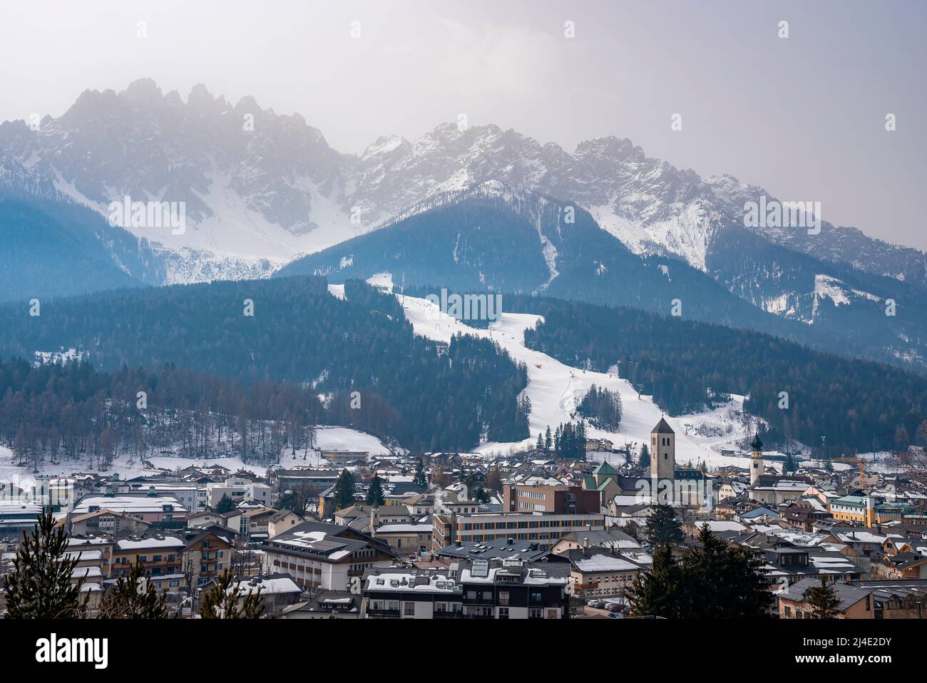 Landschaftlich schöner Blick auf das wunderschöne Stadtbild und die majestätische Bergkette gegen den Himmel Stockfoto