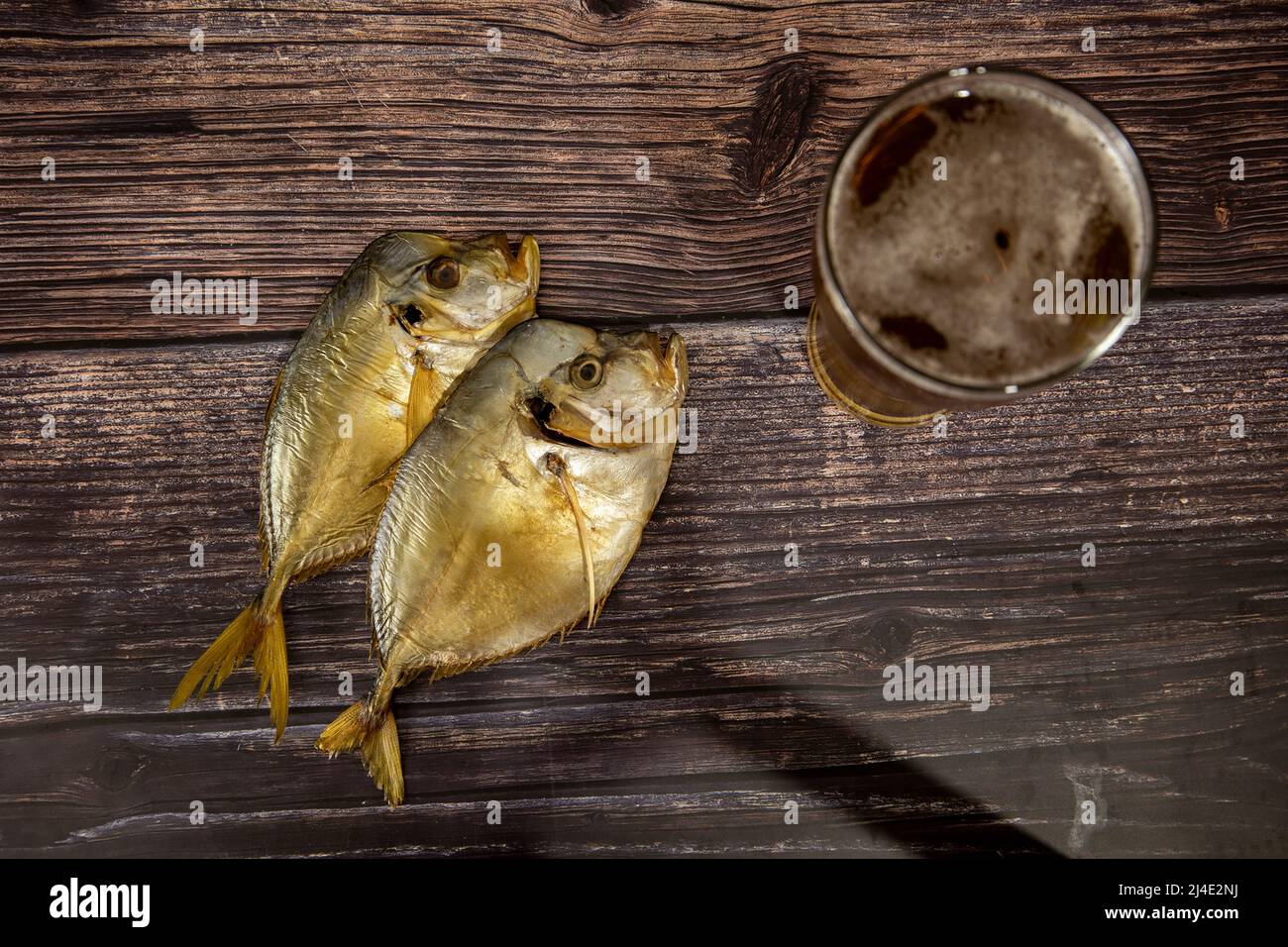 Fisch erbricht auf einem Holztisch. Stockfoto