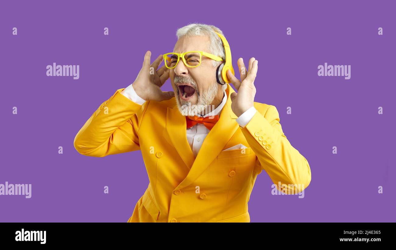 Coole ältere Menschen hören Musik in Kopfhörern Stockfoto