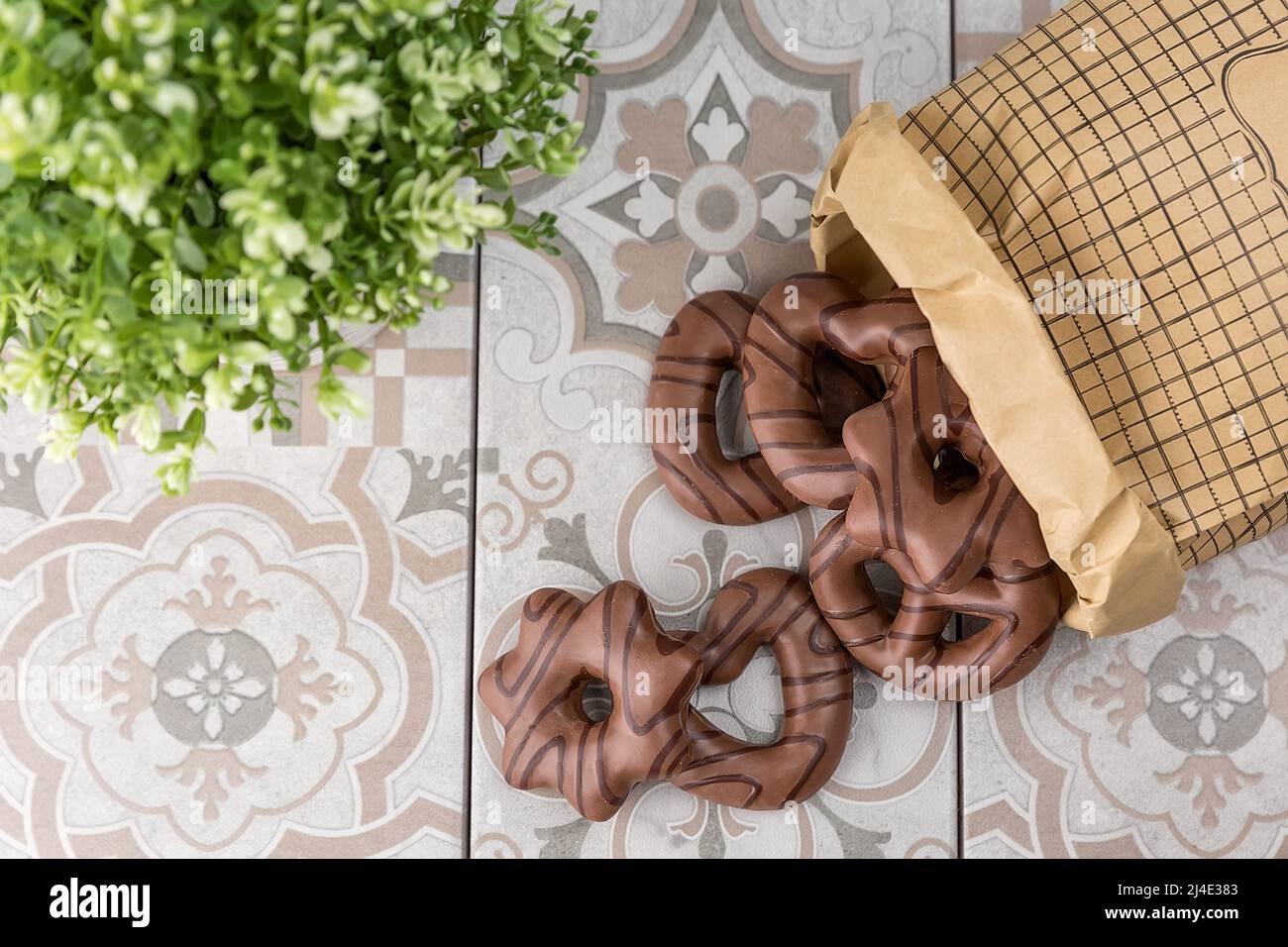 Kekse zum Valentinstag. Mit Schokolade beschichtete Lebkuchenkekse. Aus dem Beutel auf dem Tisch verschüttet. Stockfoto