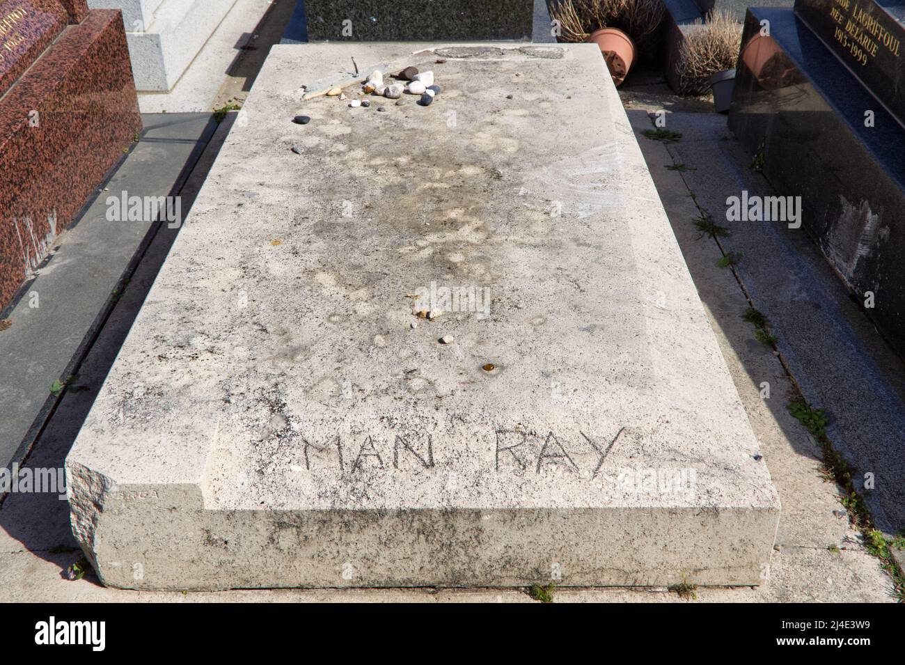 Das Grab des surrealistischen Künstlers man Ray wurde zerstört - Detail - Friedhof Montparnasse - Paris Stockfoto