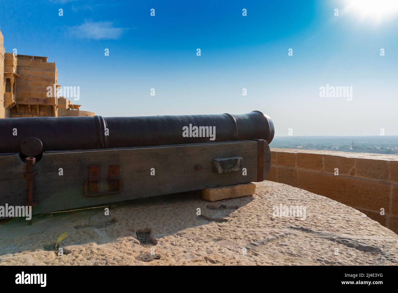 Jaisalmer, Rajasthan, Indien - Oktober 13,2019 : riesige Kanone, die in der Vergangenheit zur Verteidigung gegen Angreifer verwendet wurde, auf dem Jaisalmer Fort oder Golden Fort. Stockfoto