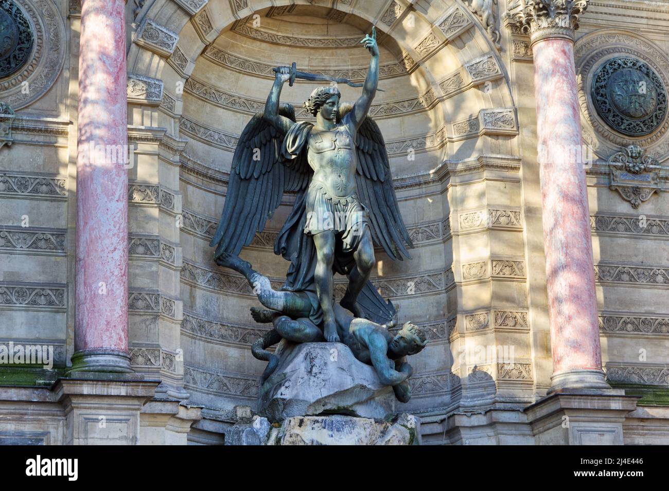 Heiliger Michael, der Erzengel, der Satan erschlugt (von Francisque-Joseph Duret, 1860)- Brunnen des Heiligen Michael, Place Saint-Michel - Paris Stockfoto