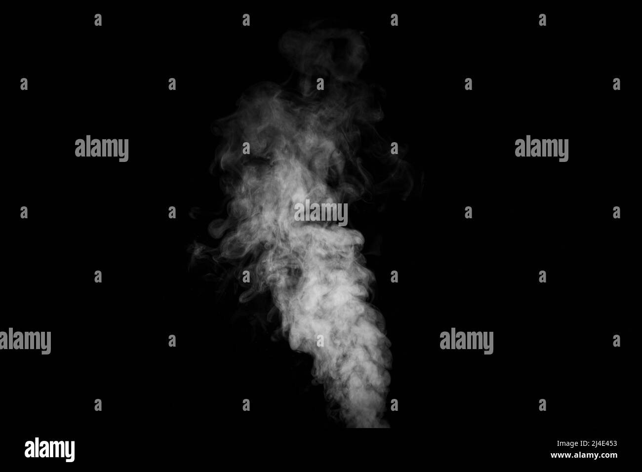 Lockig weißer Dampf steigt auf und spritzt Wasser streut in verschiedene Richtungen isoliert auf einem schwarzen Hintergrund. Verdampfung von Flüssigkeit und Kondensat Stockfoto
