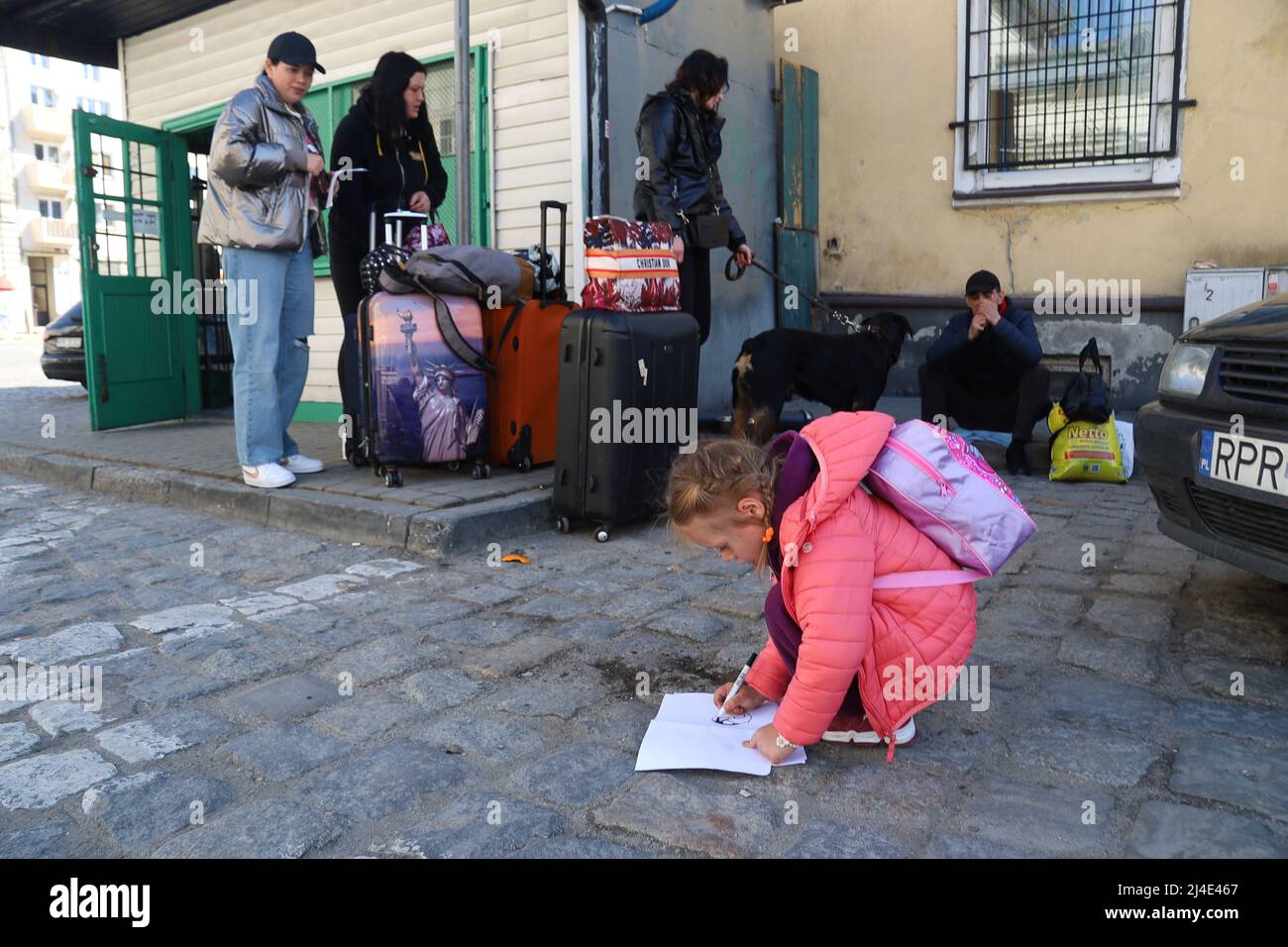 Przemysl, Polen. 13. April 2022. Ukrainische Flüchtlinge des kleinen Mädchens am Bahnhof von PrzemysÅ‚ (Foto: © Amy Katz/ZUMA Press Wire) Stockfoto