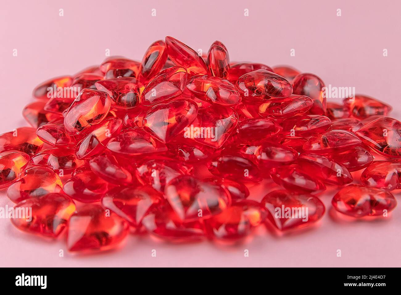 Schöner Hintergrund von roten Herzen. Grußkarte zum Valentinstag, Muttertag, Geburtstag, Frauentag. Draufsicht. Nahaufnahme. Stockfoto