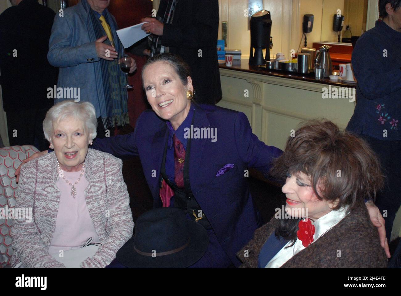 Englische TV- und Filmschauspielerinnen June Whitfield (links) & Fenella Fielding (rechts) mit englischem Model und Schauspielerin Lorraine Chase bei der Veranstaltung für Jon Pertwee 2016 Stockfoto